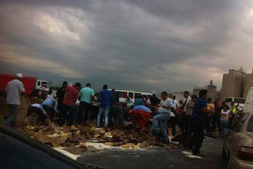 ¡LA INDIGNA REVOLUCIÓN! Saquean camión de Harina PAN volcado en La Encrucijada (+Fotos)