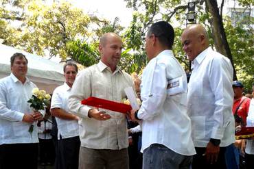 ¡INCREÍBLE! Gobierno rinde homenaje a cinco ex-agentes cubanos y les dan las llaves de Caracas