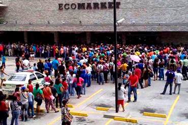 ¡HAY HAMBRE! Venta de leche en polvo generó «desesperación, puños y empujones» en super