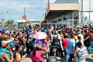 ¡PATRIA MISERABLE! En Makro de Puerto La Cruz vendieron un caucho por persona y por cédula