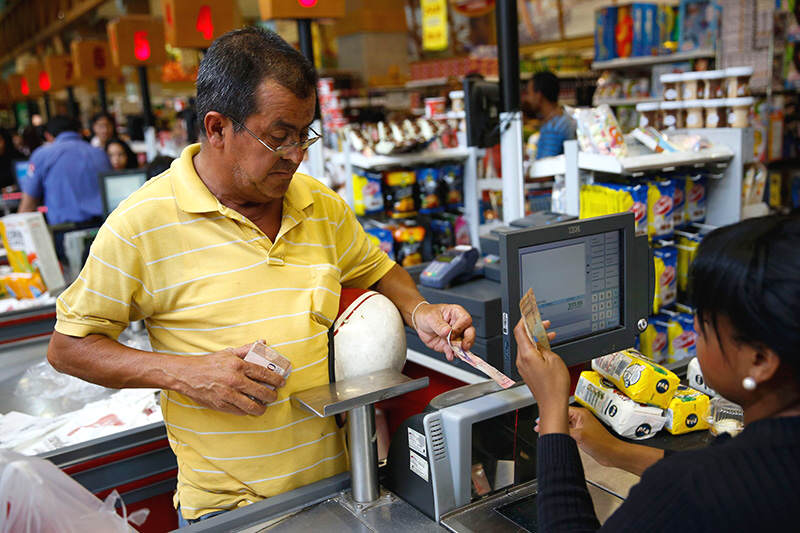 pagando-en-caja-supermercado-comprar-colas-escasez