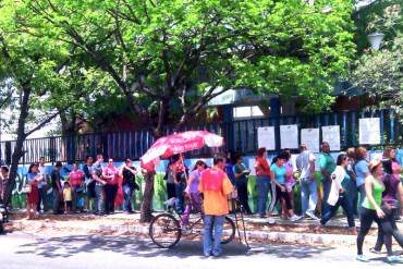 ¡EL PUEBLO NO SE LA CALA MÁS! Grandes colas en centros de votación de #PrimariasMud2015