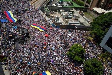 ¡ESTÁN CHORREADOS! Prohíben vuelos privados y drones en Caracas (¡no quieren fotos de la marcha!)