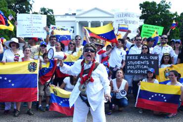 ¡GENIAL! Protesta de venezolanos retumbó hasta en la Casa Blanca en Washington este #30M
