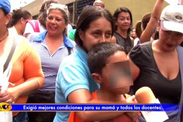 ¡CONMOVEDOR! Niño rompe en llanto en protesta de maestros al pedir mejoras para su mamá