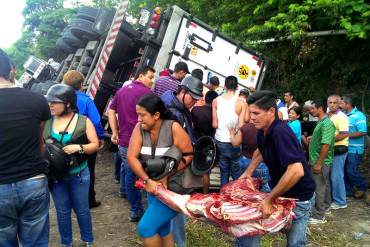 ¡LOS ROSTROS DEL HAMBRE Y LA MISERIA! Saquean gandola de carne volcada en Táchira (+Fotos)