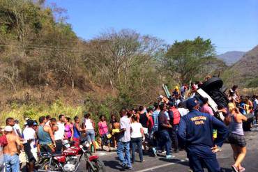 ¡COLMO DE PAÍS! Se organizan «por cola» para saquear camión volcado con harina PAN (+Fotos)