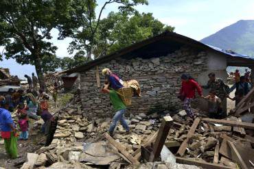 ¡EL MUNDO EN ORACIÓN! Terremoto de 5,7 grados sacude nuevamente al ya destrozado Nepal