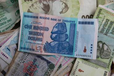 ¡INCREÍBLE! Zimbabue canjeará billetes de 100 billones de moneda zimbabuense por 40 centavos