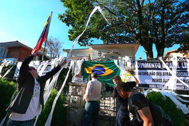 ¡BUENÍSIMO! Con papel de baño protestaron frente al Consulado de Venezuela en Sao Paulo