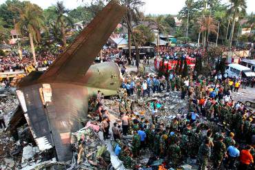 ¡TRAGEDIA EN INDONESIA! Avión militar se estrelló en zona residencial con 113 personas a bordo