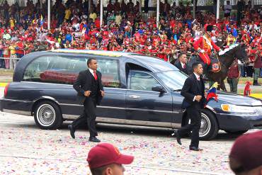 ¡PA’ LO QUE QUEDÓ! Carroza fúnebre de Chávez rematada como «mercancía de contrabando»