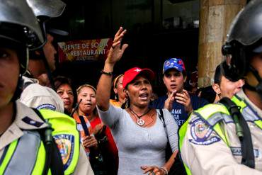 ¡ENVIADOS DEL RÉGIMEN! Oposición fue rechazada por policías y afectos chavistas en el CNE