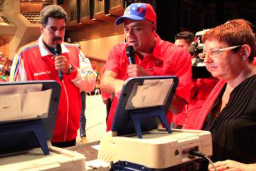 ¡INCREÍBLE! A Jorge Rodríguez se le escapó trampa en máquinas del CNE en transmisión en vivo