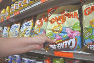 ¡EN PLENA MISERIA! Fórmulas lácteas y pañales se encuentran ausentes de los supermercados