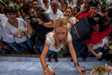 ¡EL MIEDO ES LIBRE! Lilian Tintori: Maduro canceló viaje a El Vaticano ante la presión ciudadana