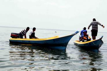 ¡INSEGURIDAD SOBRE EL LAGO! Pescadores rescatados fueron víctimas de un asalto pirata