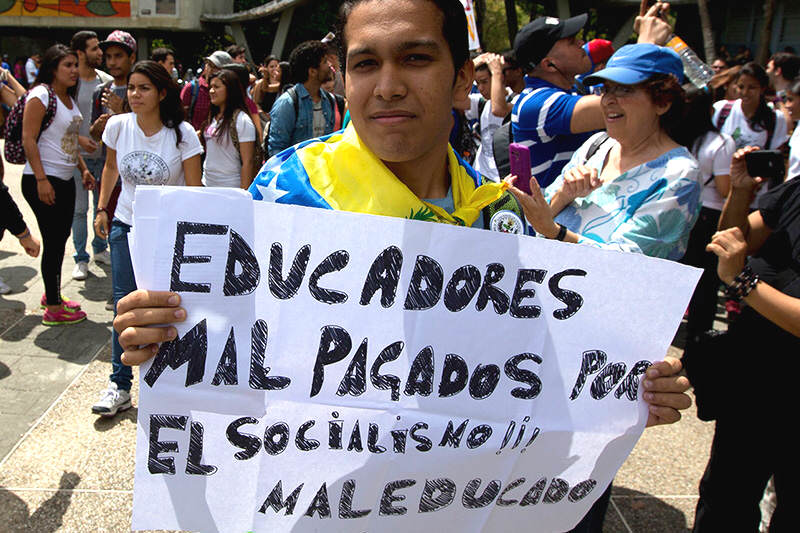 protesta-universidad-profesores-estudiantes