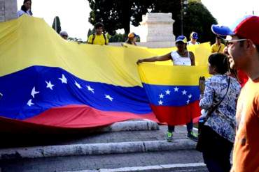 ¡DESNUDAN LA GRAN FARSA! Venezolanos protestan en Roma por premio de la FAO a Maduro
