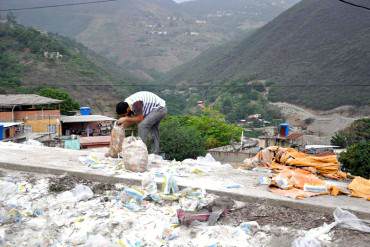 ¡NO PERDONAN A NADIE! Saquean gandola con harina de maíz volcada en la Caracas- La Guaira