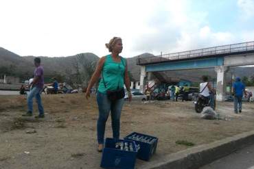 ¡VERGÜENZA! Saquearon gandola cargada de cervezas, accidentada en Puerto Cabello (+Fotos)