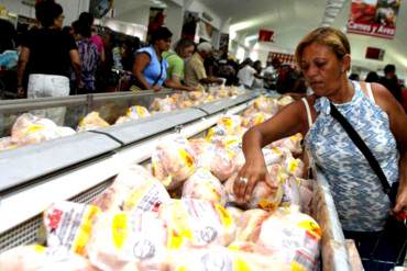 ¡HAMBRE! La gente deja de comprar pollo por altos precios: «Mi esposo bajó 15 kilos en 3 meses»