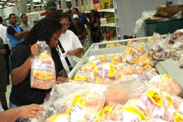 ¡TOTAL MISERIA! Debido a los altos precios consumidores optan por comprar «recortes de pollo»