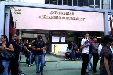 ¡DESASTRE! Reportaron robo masivo a estudiantes dentro de Universidad Alejandro Humboldt