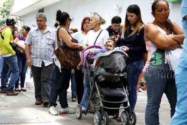 ¡MISERIA SOCIALISTA! Pueblo venezolano condenado a comprar alimentos de forma inhumana