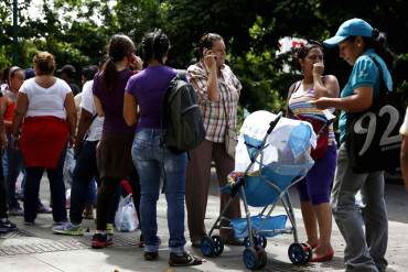 ¡REALMENTE INDIGNANTE! Murió bebé recién nacido durante disturbio en cola para comprar arroz