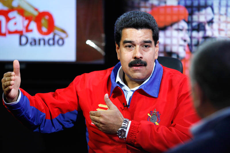 Diosdado-Cabello-con-Nicolas-Maduro-con-el-mazo-dando-5