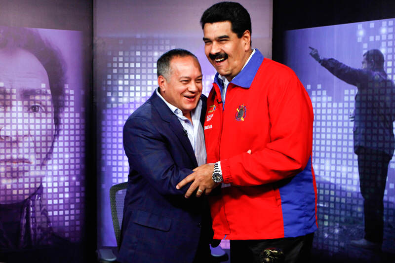 Diosdado-Cabello-con-Nicolas-Maduro-con-el-mazo-dando