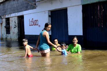 ¡IMPRESIONANTE IMAGEN! Guasdalito lucha por mantenerse a flote: Aun conservan esperanza