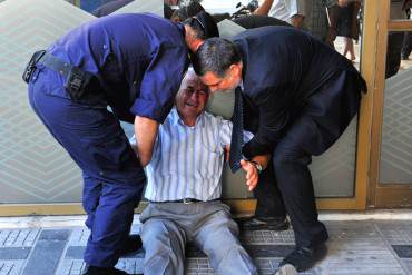 ¡LO QUE LE ESPERA A VENEZUELA! El llanto de un hombre que no logra cobrar pensión en Grecia