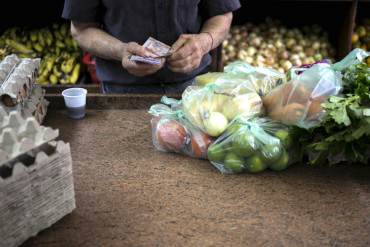 ¡NOS COME LA INFLACIÓN! En solo un año la cesta básica pasó de Bs. 38.000 a Bs. 256.000