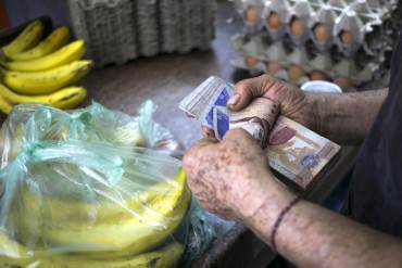 ¡DURA REALIDAD! 90% de los venezolanos compra la mitad de lo necesario por falta de dinero