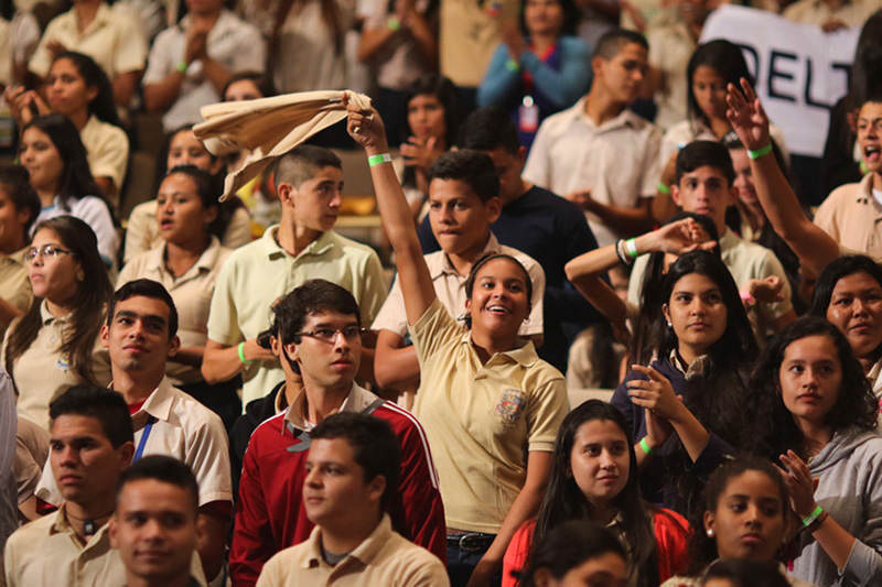 Maduro-estudiantes-bachilleres-jovenes-10j-10