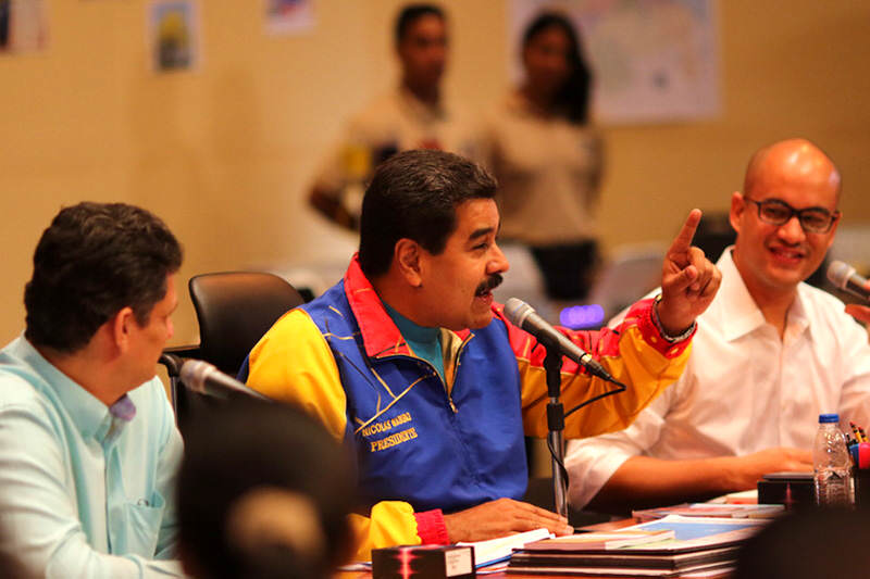 Maduro-estudiantes-bachilleres-jovenes-10j-15