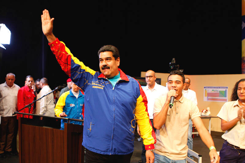 Maduro-estudiantes-bachilleres-jovenes-10j-18