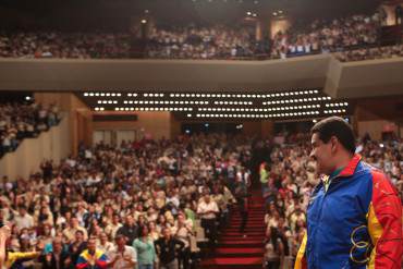 ¡QUÉ FUTURO! Estudió solo 6 meses y le dieron un título de bachiller en un acto presidido por Maduro