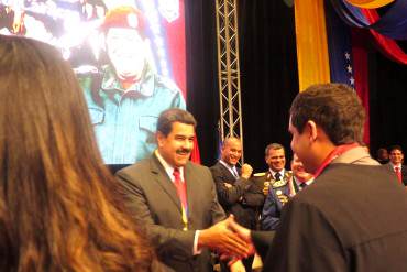 ¡ASÍ DE IRÓNICO! Maduro graduó a su hijo y le entregó el título en Economía Social de la UNEFA