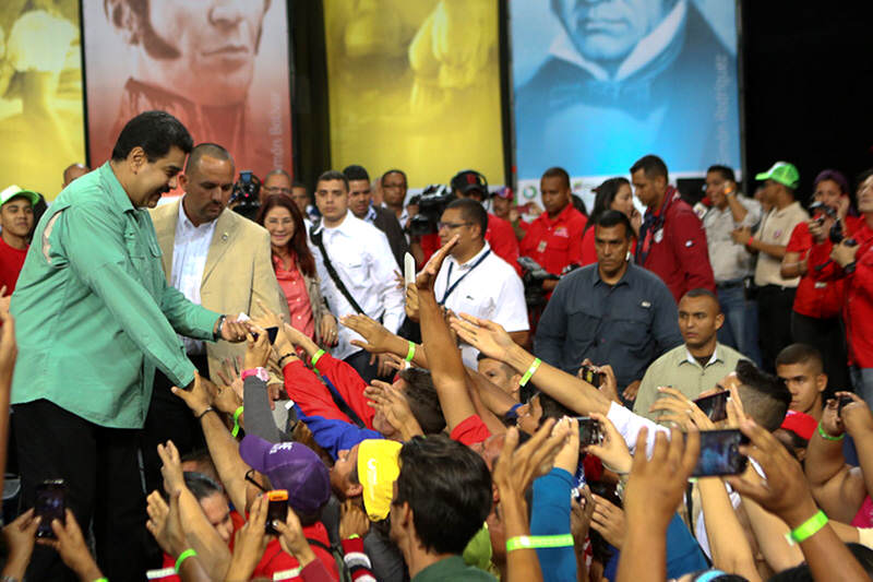 Nicolas-Maduro-22j-estudiantes-4