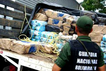 ¡LOS DUEÑOS DEL GUISO! Detienen a capitán de la aviación por acaparar alimentos regulados