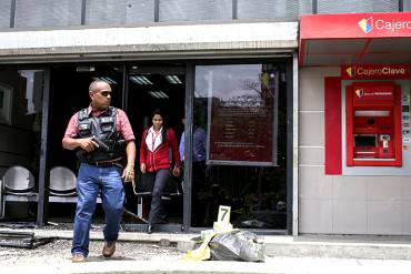 ¡ASÍ ESTAMOS! Roban banco en La Castellana y se llevan solo impresoras (los Bs. no valen nada)