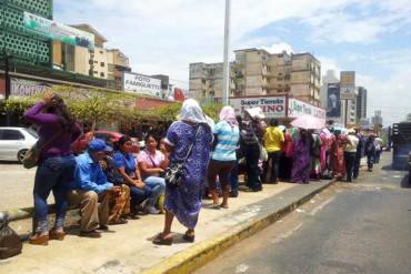 ¡DELITOS DE LA PATRIA! Detienen a un hombre por vender puestos en cola del supermercado