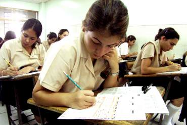 ¡LO QUE FALTABA! Títulos de bachiller deberán llevar la firma «de un miembro de la comunidad»