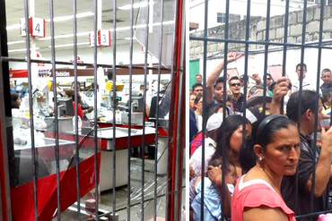 ¡SE AGOTA LA PACIENCIA! Clientes amotinados partieron vidrios de un Bicentenario en Mérida