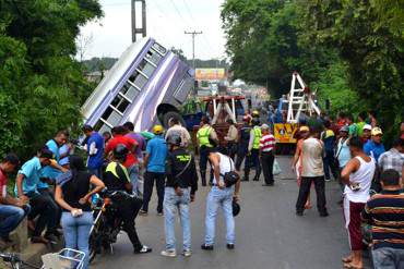 ¡INCREÍBLE! Se volteó autobús en Tocuyito resultando 17 personas heridas y además… ¡robadas!