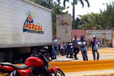 ¡CAOS TOTAL! Intento de saqueo a camiones de Mercal dejó heridos y detenidos en Las Casitas