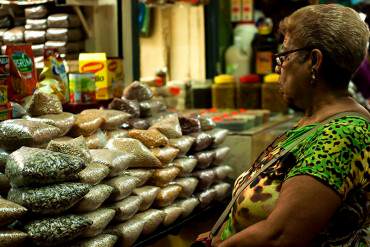 ¡A ESTO LLEGAMOS! Venezolanos pagan Bs 1.800 para sustituir un kilo de carne por granos